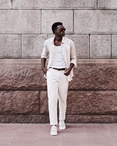 Leia mais sobre o artigo Visual monocromático branco masculino: como dominar a tendência