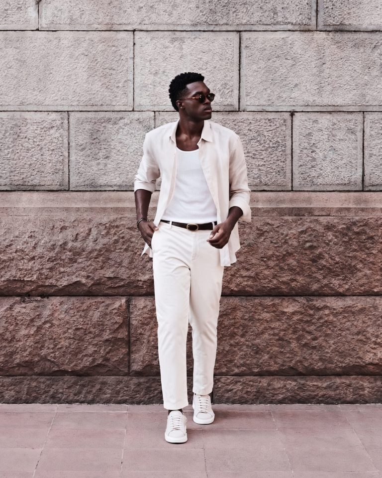 Leia mais sobre o artigo Visual monocromático branco masculino: como dominar a tendência